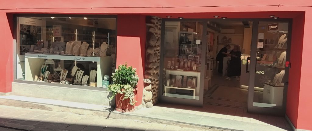 BIGIOTTERIA E ARTICOLI DA REGALO 2 BIGIOTTERIA E ARTICOLI DA REGALO 1